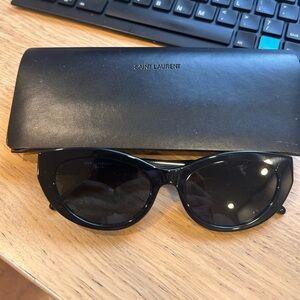 Glossy  slight cateye Black Sunglasses